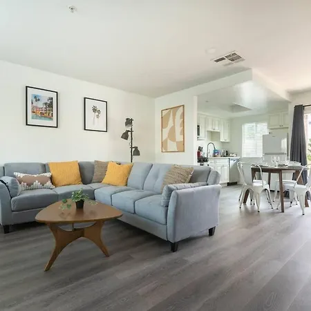 Modern 2Br Condo With King Bed & Balcony Near La